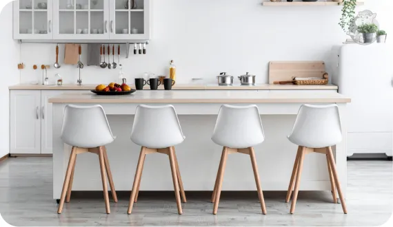 Lekkie, białe hokery w nowoczesnej kuchni